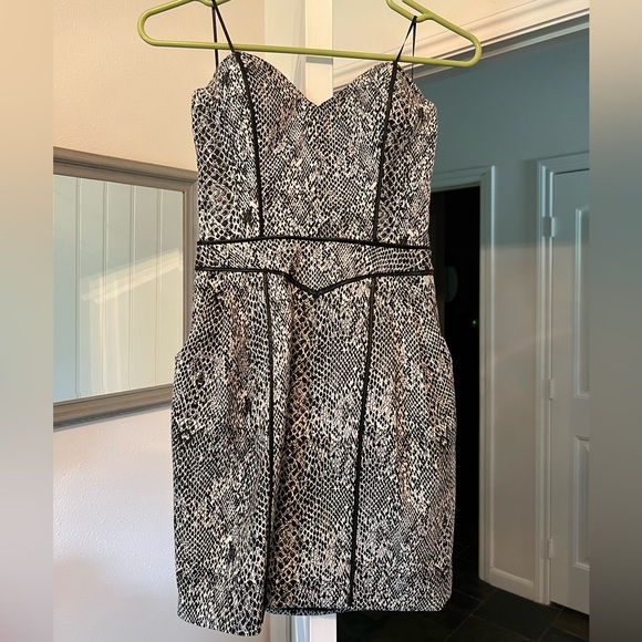 🌟HOST PICK🌟 Guess Strapless Dress with Pockets - Picture 3 of 8